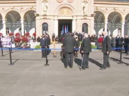 Mii de croaţi au participat la funeraliile primarului Zagrebului, sfidând restricţiile
