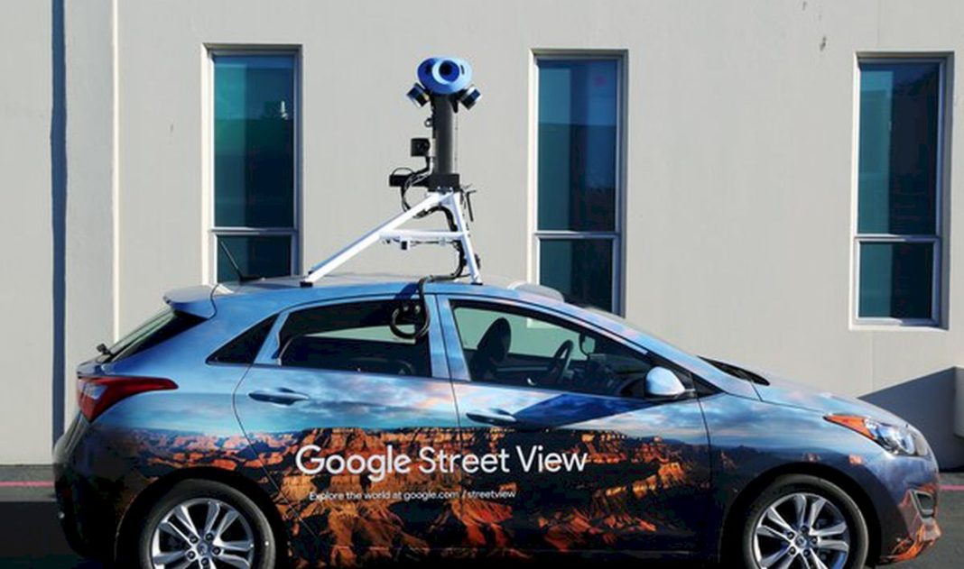 Maşinile Google Street View revin de mâine în România