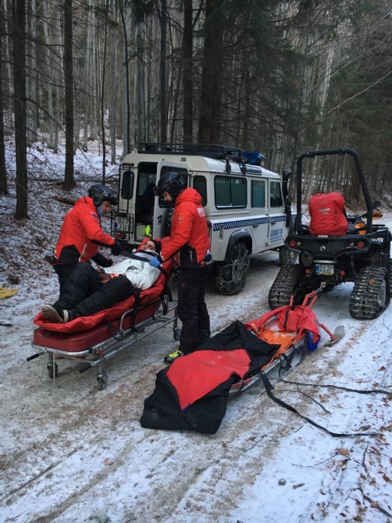 Un copil de 5 ani a căzut de la 7 metri, de pe acoperișul unei pensiuni din Rânca