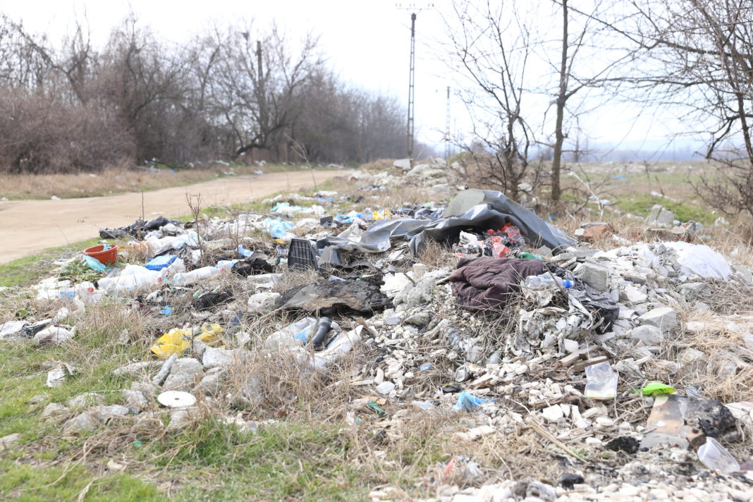 Gropile de gunoi clandestine, filmate cu drone de Garda de Mediu