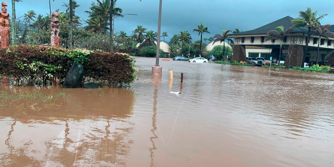 Mii de persoane evacuate din cauza inundaţiilor din Hawaii