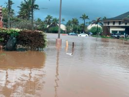 Mii de persoane evacuate din cauza inundaţiilor din Hawaii