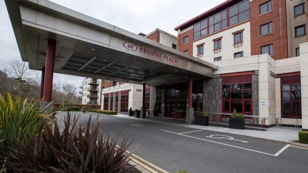 Primul hotel care va fi disponibil pentru primirea pasagerilor care sosesc este Crowne Plaza Dublin Airport Hotel din Santry