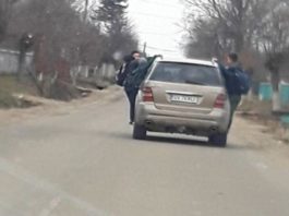 O șoferiță de 20 de ani din Suceava a fost surprinsă în timp ce plimba patru minori care se țineau de barele metalice exterioare ale mașinii (Foto: Monitorul de Suceava)