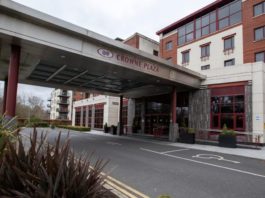 Primul hotel care va fi disponibil pentru primirea pasagerilor care sosesc este Crowne Plaza Dublin Airport Hotel din Santry