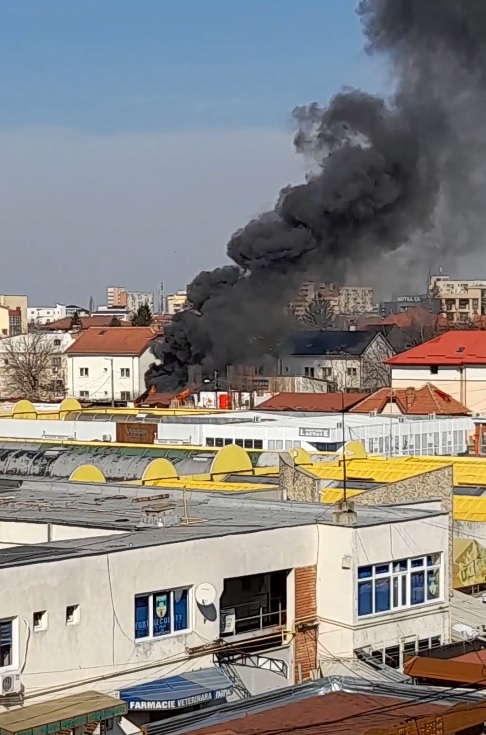 Un incendiu de proporții are loc în Piața Centrală din municipiu