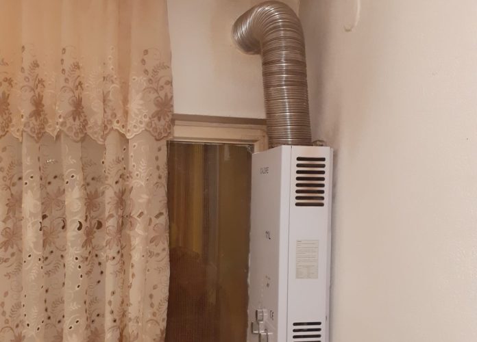 Victimele s-au intoxicat cu monoxid de carbon de la o instalație care asigura încalzirea apei în baie, un instant racordat la o butelie GPL Patru persoane, intoxicate cu monoxid de carbon. Victimele s-au intoxicat cu monoxid de carbon de la o instalație care asigura încalzirea apei în baie, un instant racordat la o butelie GPL.