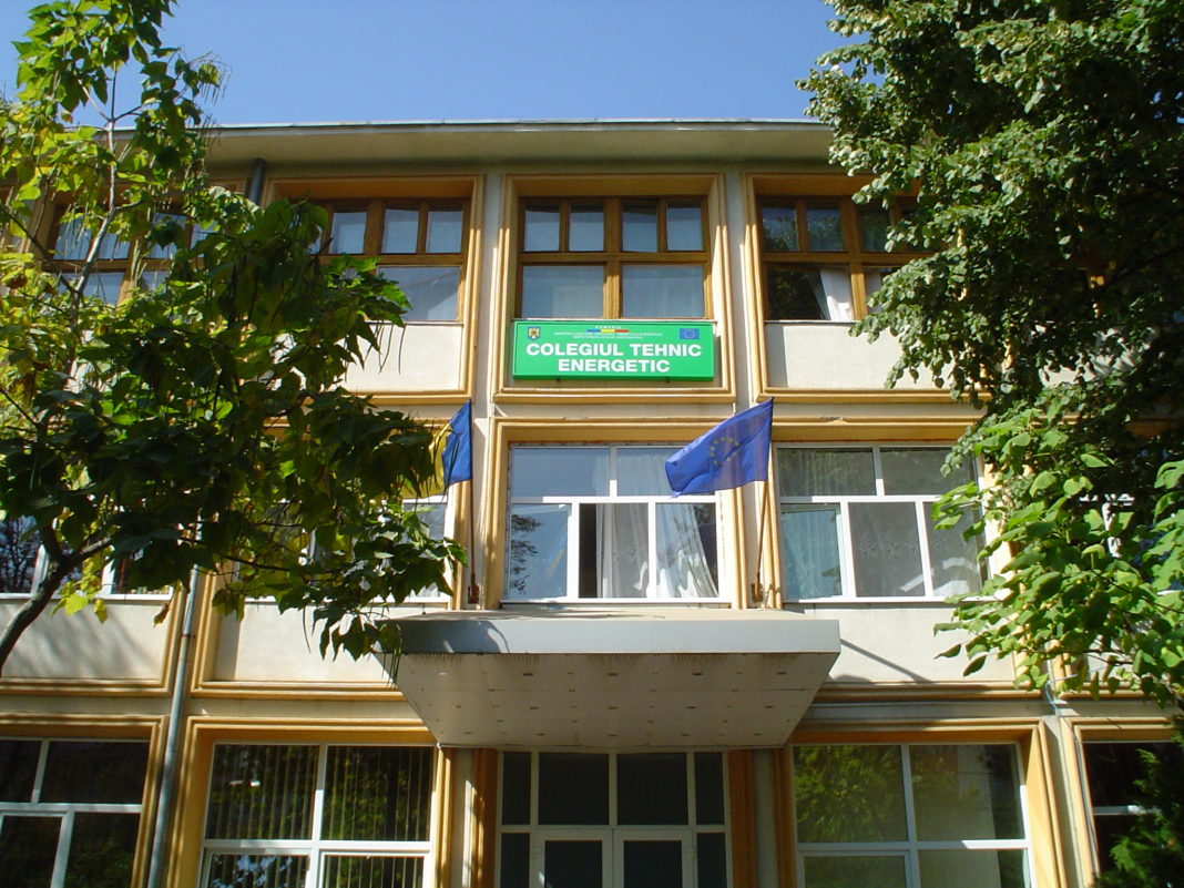 În curtea Liceului Energetic ar fi prima parcare supraetajată făcută de autorităţi în Craiova