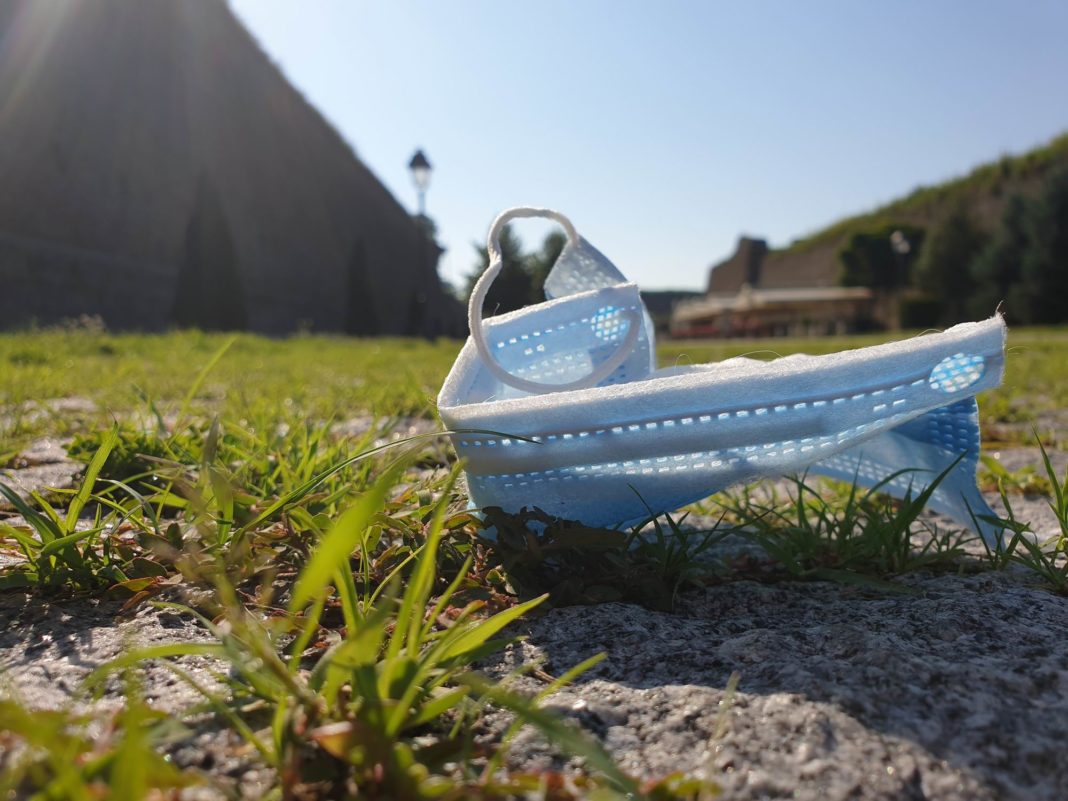 Măștile sanitare uzate ar putea fi folosite în asfaltarea drumurilor