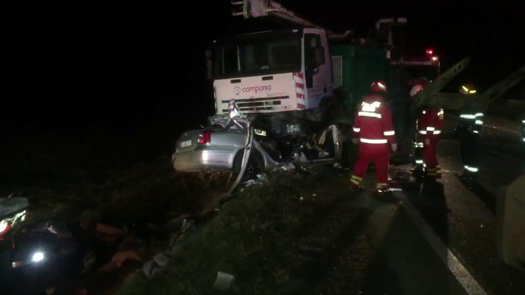 (VIDEO) Accident înfiorător. Doi soți au murit pe loc striviți sub un camion