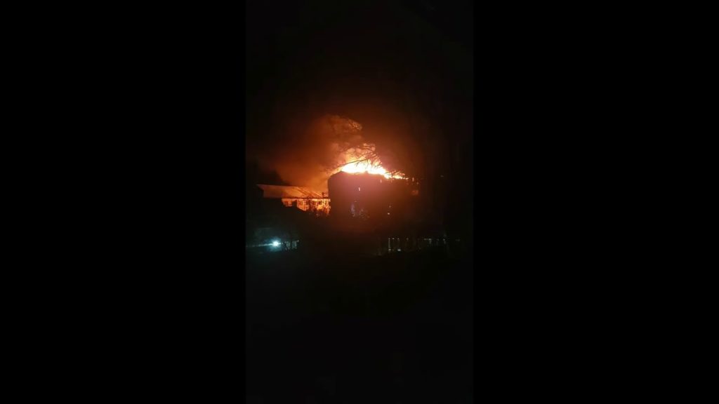 VIDEO / Incendiu violent la un bloc din Rodna. 180 de persoane au fost evacuate