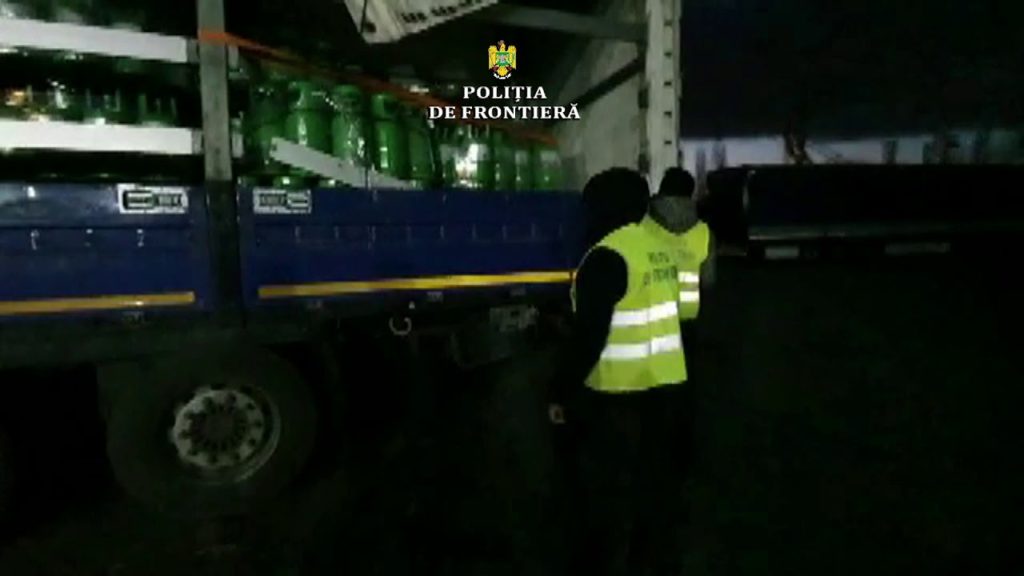 (VIDEO) Nouă tone de substanţe periculoase, interzise în UE, descoperite în Portul Constanţa