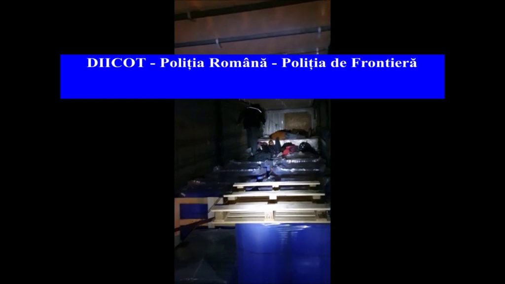 (VIDEO): Percheziții la o grupare de trafic de migranți