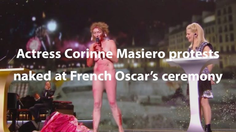 Protest nud la Gala Premiilor Cesar: Actrița Corinne Masiero s-a dezbrăcat pe scenă