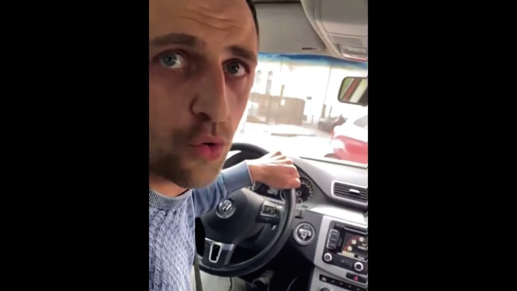 Șofer de Uber, amenințat cu violență de doi clienți