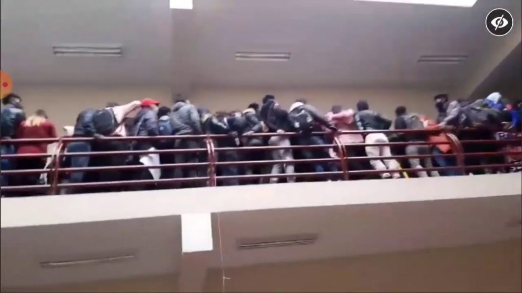 Cinci studenți au murit după ce au căzut de la etajul patru al universității