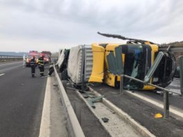 Un TIR a distrus 300 de metri de parapet pe A1