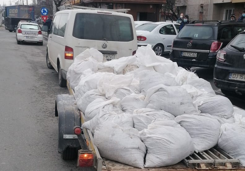 „Operațiunea molozul“, la Craiova. O camionetă care transporta ilegal moloz a fost identificată în trafic de Poliţia Locală Craiova şi confiscată ulterior de Garda de Mediu Dolj.