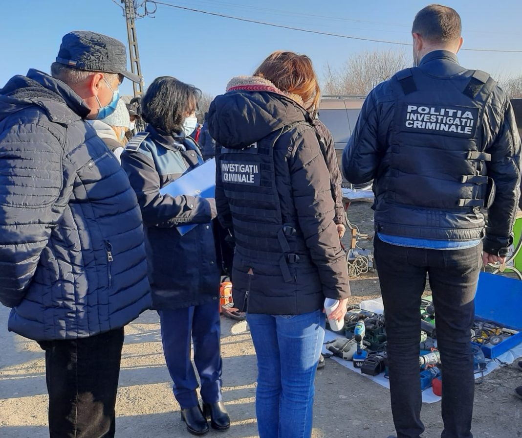 Polițiștii și jandarmii olteni au efectuat ieri o razie în piața agroalimentară din Osica de Sus. Au fost aplicate 6 amenzi