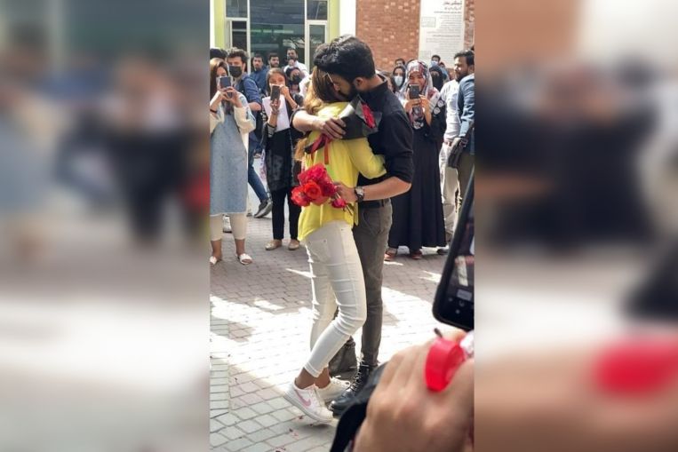 VIDEO. Doi studenți din Pakistan, exmatriculați după o cerere în căsătorie