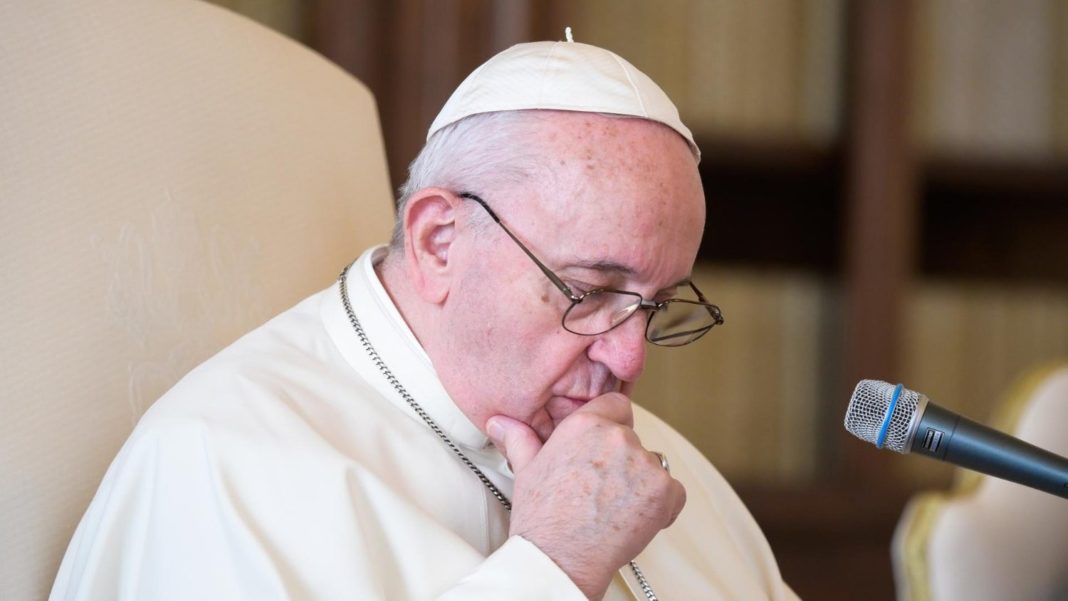 Papa Francisc taie salariile cardinalilor și ale prelaților