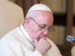 Papa Francisc taie salariile cardinalilor și ale prelaților