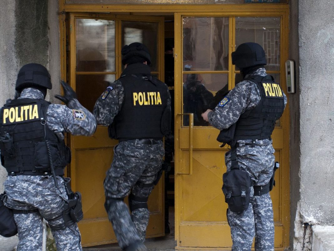 Polițiștii și procurorii mehedințeni au efectuat 13 percheziții la persoane bănuite de trafic de droguri de risc și mare risc