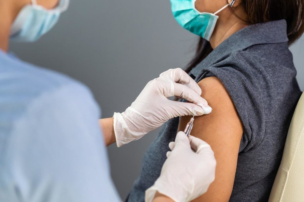 Persoanele vaccinate împotriva COVID-19 reduc riscul de răspândire a bolii şi de infectare a altor persoane