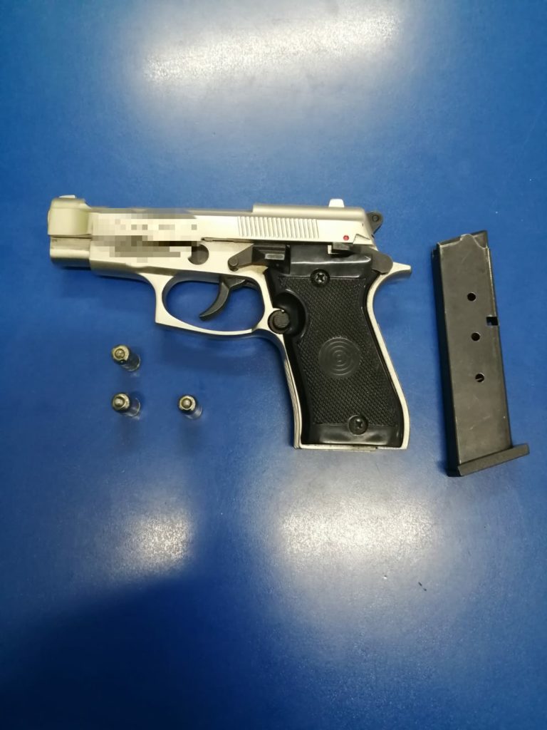 Craiova: Pistol confiscat după o urmărire în trafic