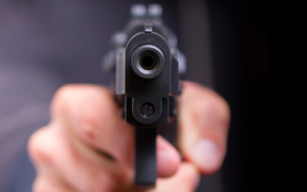 Bărbat reţinut după ce a tras cu un pistol pe stradă