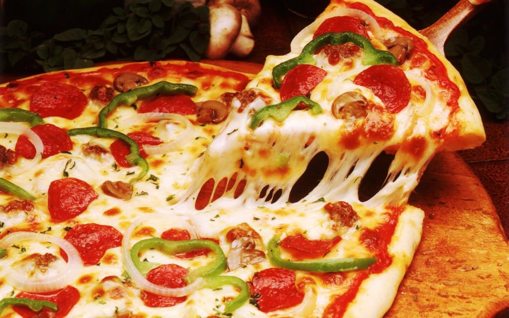 Pizza, cel mai comandat preparat de români în pandemie