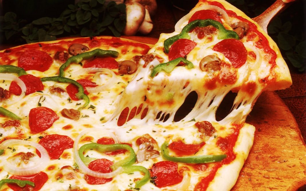 Pizza, cel mai comandat preparat de români în pandemie