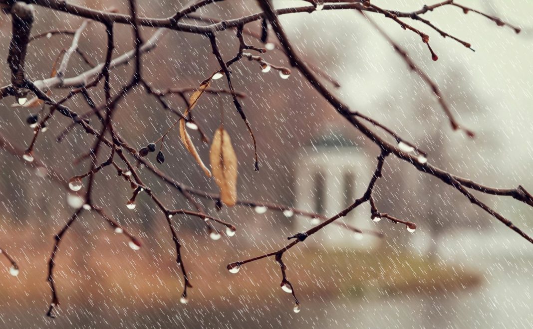 Încă două zile de vreme rece, cu precipitaţii şi vânt