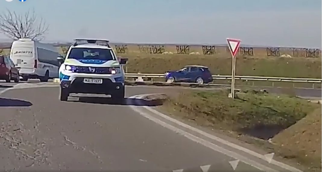 O autospecială de poliție a fost filmată când rula pe contrasens