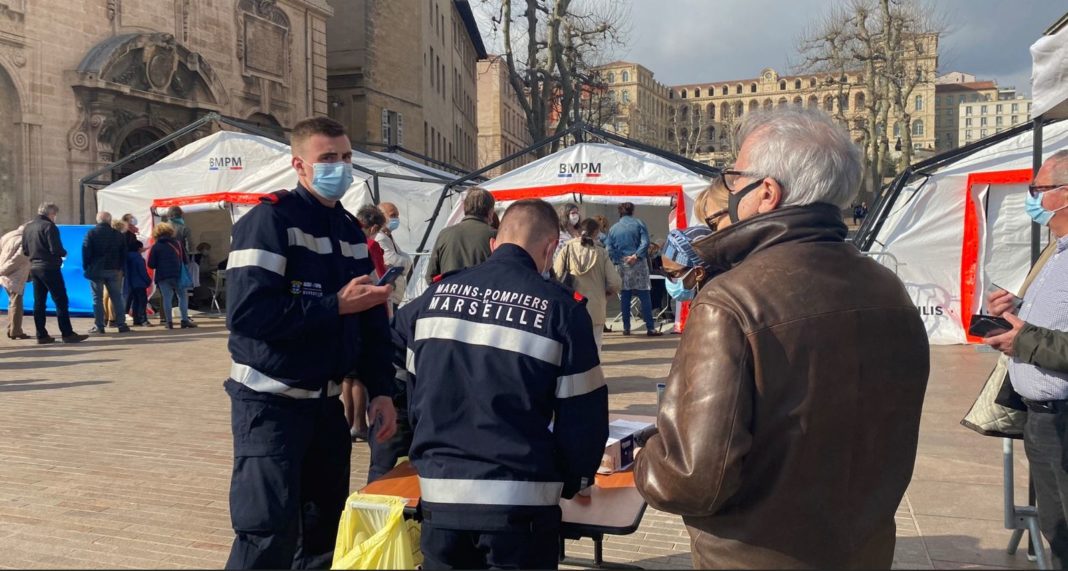 Peste 200.000 de francezi vaccinaţi de pompieri în două zile