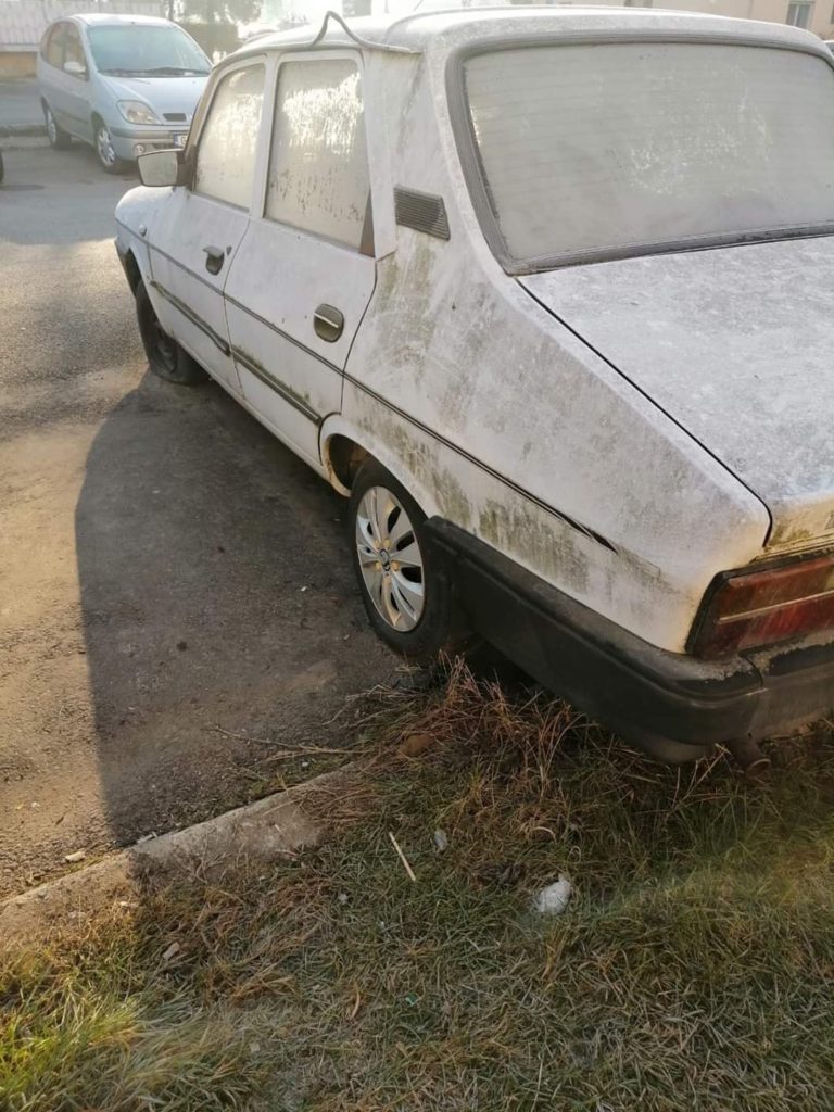 Peste 400 de mașini sunt abandonate pe domeniul public la Târgu Jiu