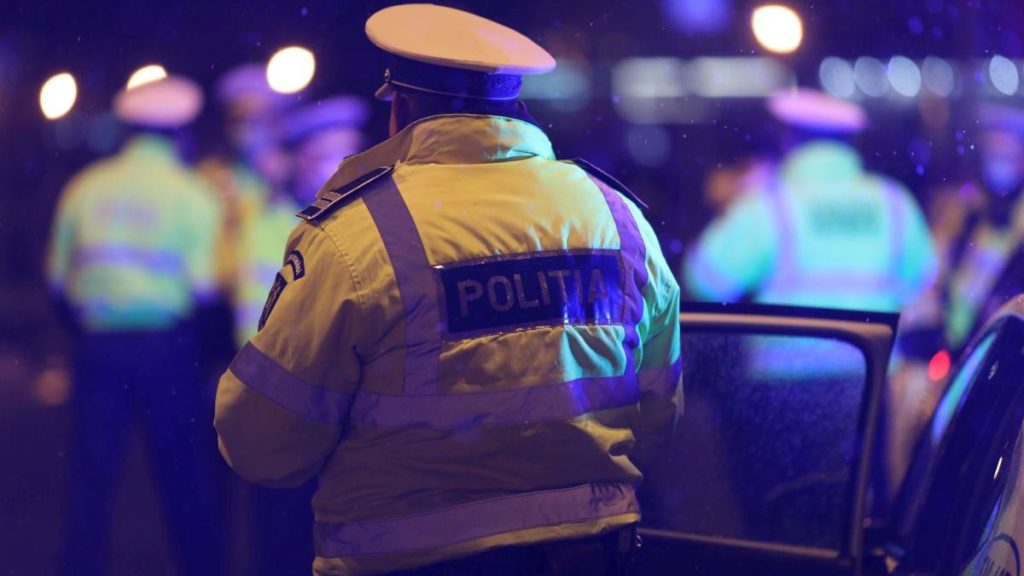 Polițiștii au umilit doi tineri. I-au lovit, i-au batjocorit, i-au lăsat pe un câmp