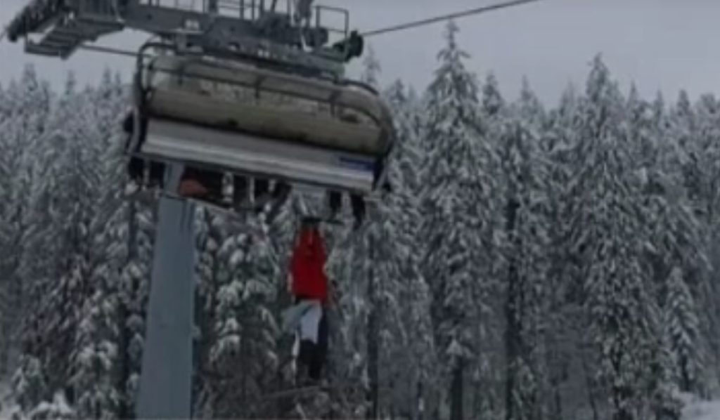 Schior atârnat de telescaun în Poiana Braşov