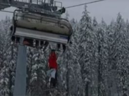 Un schior a rămas atârnat de telescaun la o înălţime de câţiva metri în Poiana Braşov, după ce a încercat să-și recupereze un schi