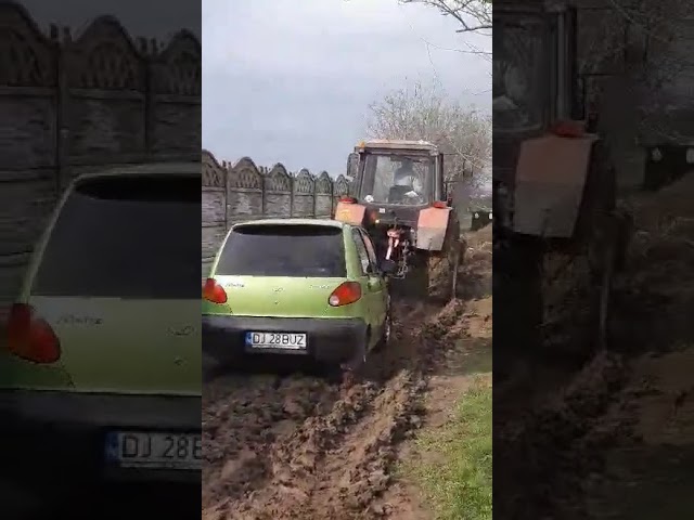 (VIDEO): Cum să scoți un Matiz din nămol!