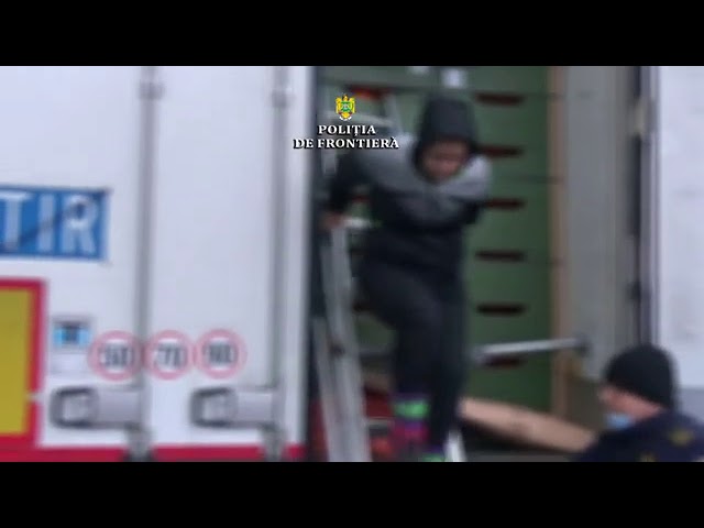 (VIDEO) Străini ascunşi într-un camion cu portocale, la Calafat