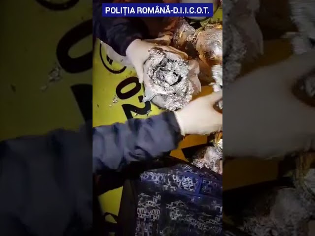 Femeie, prinsă cu un kilogram de canabis ascuns în borcane de cafea