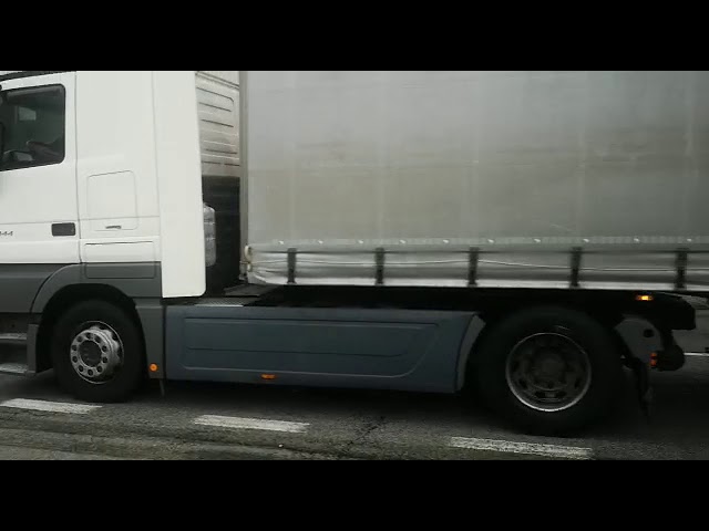 (VIDEO) Autoutilitară răsturnată de vânt la Călimănești