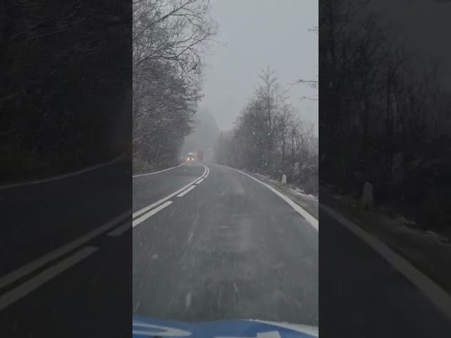 VIDEO: Atenție șoferi! Ninge pe Valea Oltului