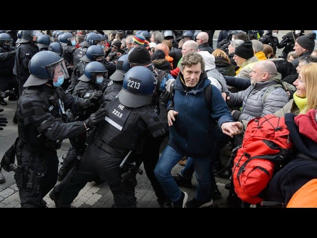 VIDEO: Protestele împotriva restricţiilor au degenerat în violenţe în oraşul Kassel