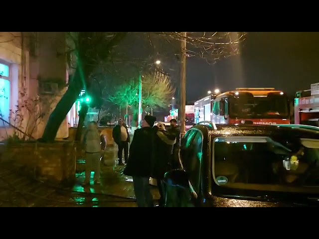 VIDEO: Bloc evacuat în Craiova din cauza unui incendiu