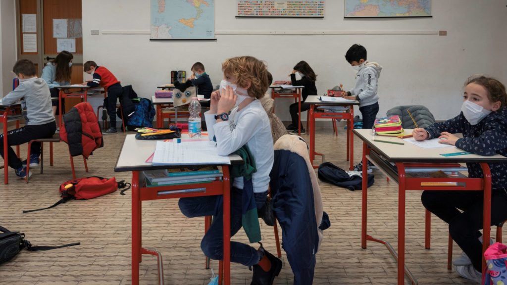 Italia urmează să închidă toate școlile din zonele roșii