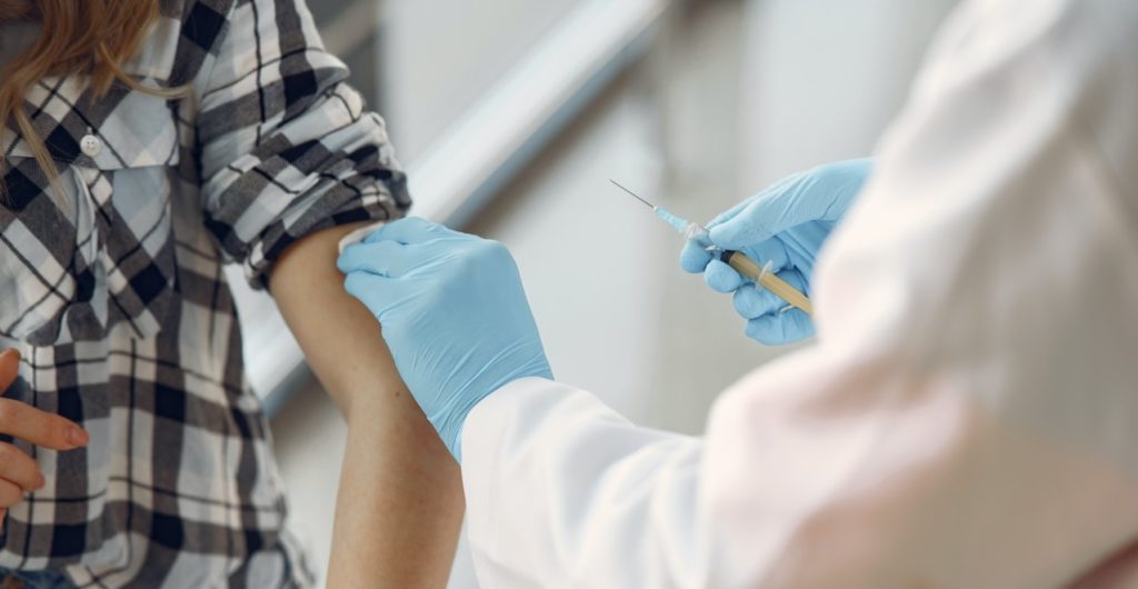 Vaccinarea cu AstraZeneca, extinsă în Spania pentru angajaţii esenţiali cu vârsta peste 65 de ani