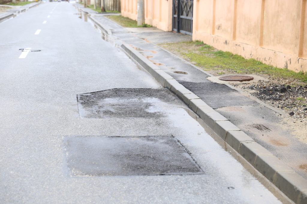 Operatorii de utilităţi au făcut praf strada Gârleşti