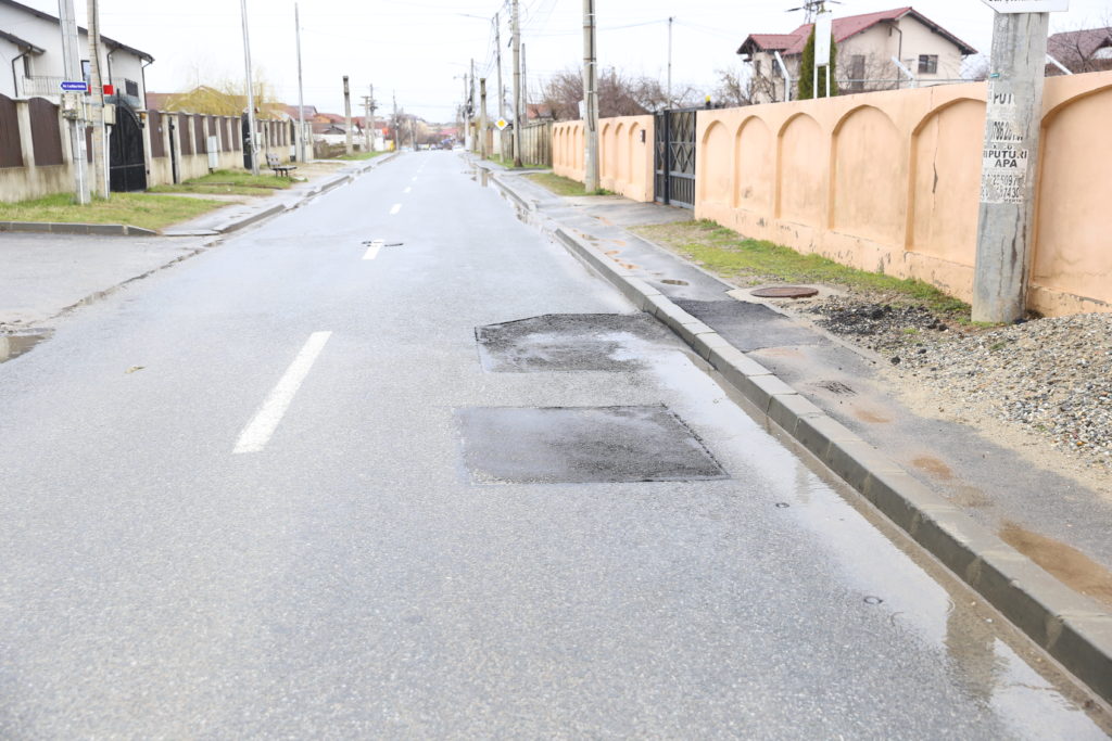 Strada Gârlești, spartă la trei ani de la asfaltare/foto Claudiu Tudor